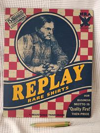 Insegna vintage Replay in legno dipinto