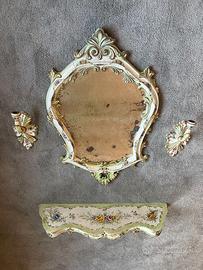 Specchio con mensola in terracotta decorata