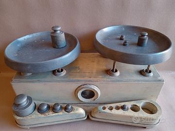 ANTICA BILANCIA IN LEGNO A DUE PIATTI