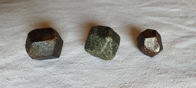 Cristalli singoli (tre) di Granato Almandino