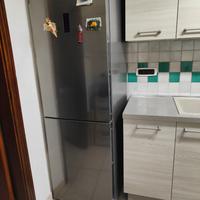 Cucina con frigo
