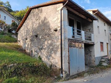 Rustico con terreno agricolo e deposito attrezzi