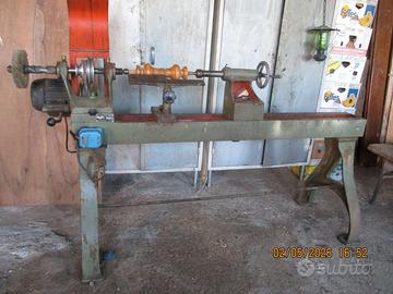 vecchio tornio in ferro da falegname, funzionante