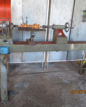 vecchio tornio in ferro da falegname, funzionante