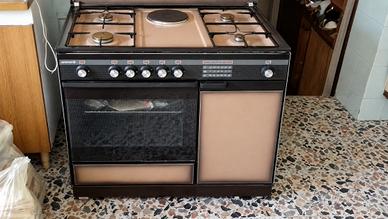 Cucina Ariston con forno e piastra elettrica