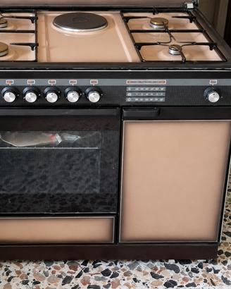 Cucina Ariston con forno e piastra elettrica