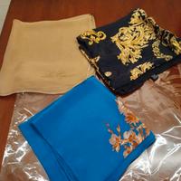 Lotto di tre foulards in pura seta 