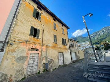 Casa indipendente di 221 m² con più di 5 locali a 