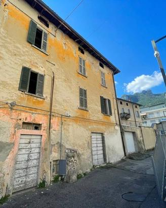 Casa indipendente di 221 m² con più di 5 locali a 
