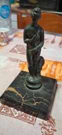 statue