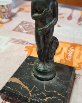 statue