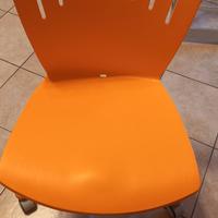 sedia girevole cameretta colore arancione 
