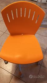 sedia girevole cameretta colore arancione 