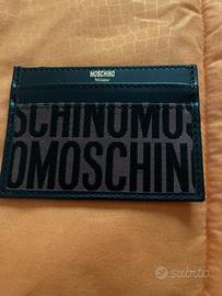 Portafoglio Moschino nuovo con etichette.