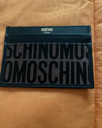 Portafoglio Moschino nuovo con etichette.