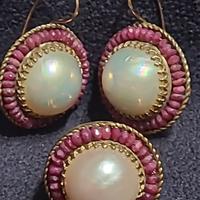 Anello e due orecchini con perle mabè e corindoni