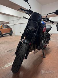 Triumph trident 660 (tribute edition)