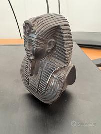 Busto massiccio di Faraone Egizio..