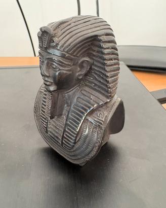 Busto massiccio di Faraone Egizio..