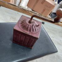 Antico Macinacaffè Manuale in Metallo 