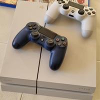 PS4 con due controller e tre giochi