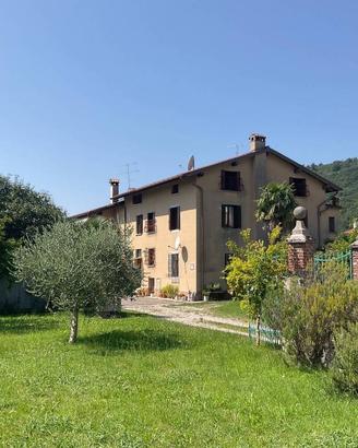 Appartamento di 259 m² con più di 5 locali a Attim