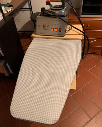 Ferro da stiro con caldaia e mobile con asse