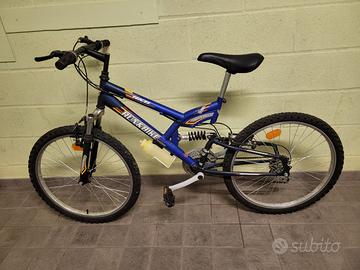 Mountain-bike blu a doppia sospensione