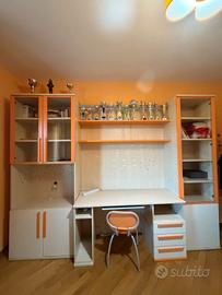 scrivania con libreria