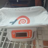 Bilancia pesa neonato