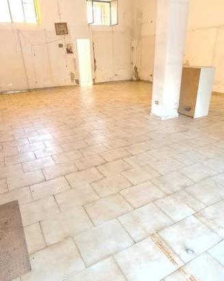 Attività / Licenza di 100 m² con 1 locale a Somma 