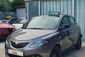 Ypsilon Gold retrocamera ricarica wireless 2023