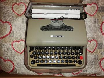 Macchina da scrivere Olivetti Lettera 22