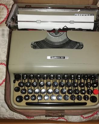 Macchina da scrivere Olivetti Lettera 22