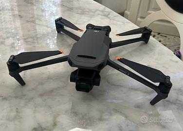DJI MAVIC 3 versione Combo con DJI RCPRO + DJI RC