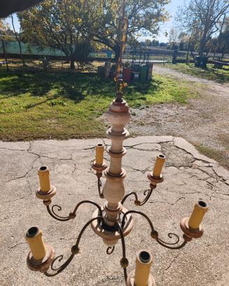 Lampadario shabby chic in legno