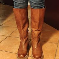 Stivale in vera pelle, colore cuoio, suola gomma