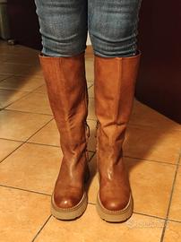 Stivale in vera pelle, colore cuoio, suola gomma