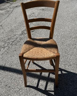 Sedia in legno impagliata fatta tutta a mano