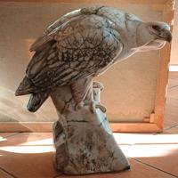 scultura in marmo di un aquila