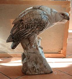 scultura in marmo di un aquila