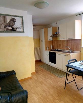 Monolocale in attico con parquet