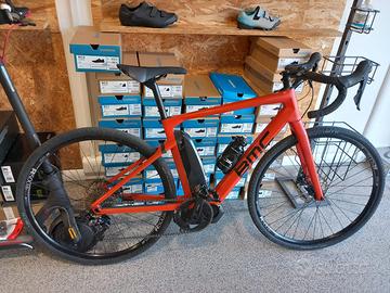 Gravel con pedalata assistita