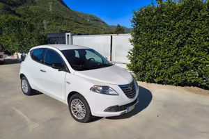 lancia ypsilon 2014 benzina /metano