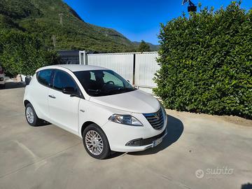 lancia ypsilon 2014 benzina /metano