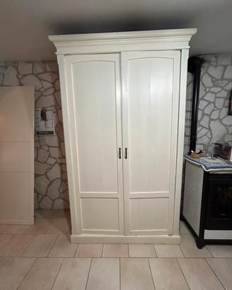 Armadio antico in legno