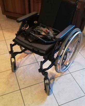 Carozzina pieghevole per disabili