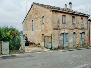 Casale singolo con corte