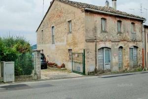 Casale singolo con corte