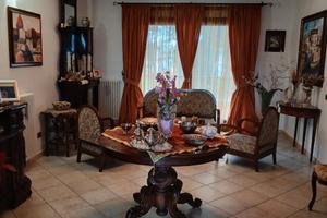 4 vani, due bagni, box auto